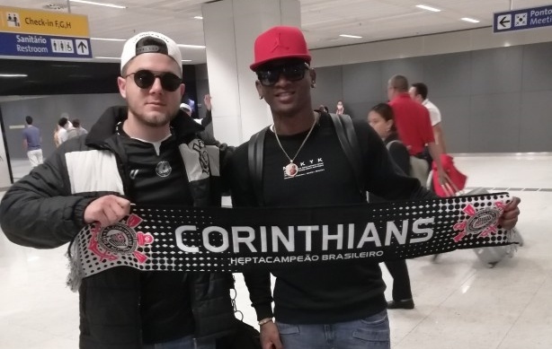 Yony tirou foto com um torcedor do Corinthians, usuário aqui do Fórum do Meu Timão