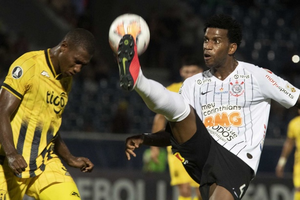 Gil em campo contra o Guaraní-PAR