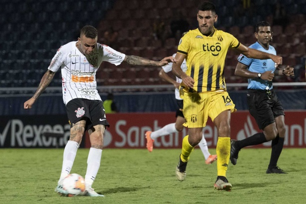 Luan recebeu forte marcação do Guaraní, o que dificultou o jogo do Corinthians