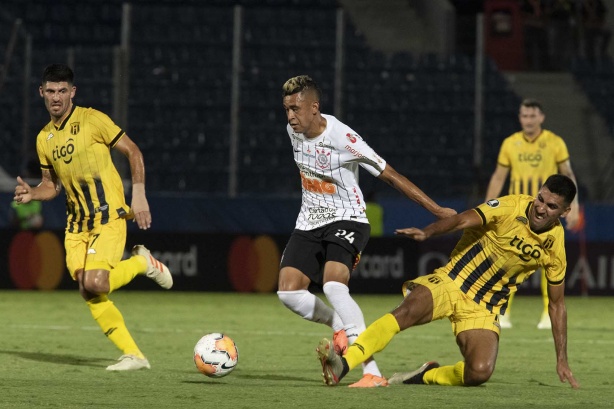 Víctor Cantillo em ação durante a partida contra o Guaraní-PAR