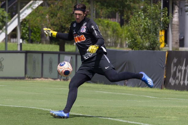 Goleiro Cássio em treino deste sábado