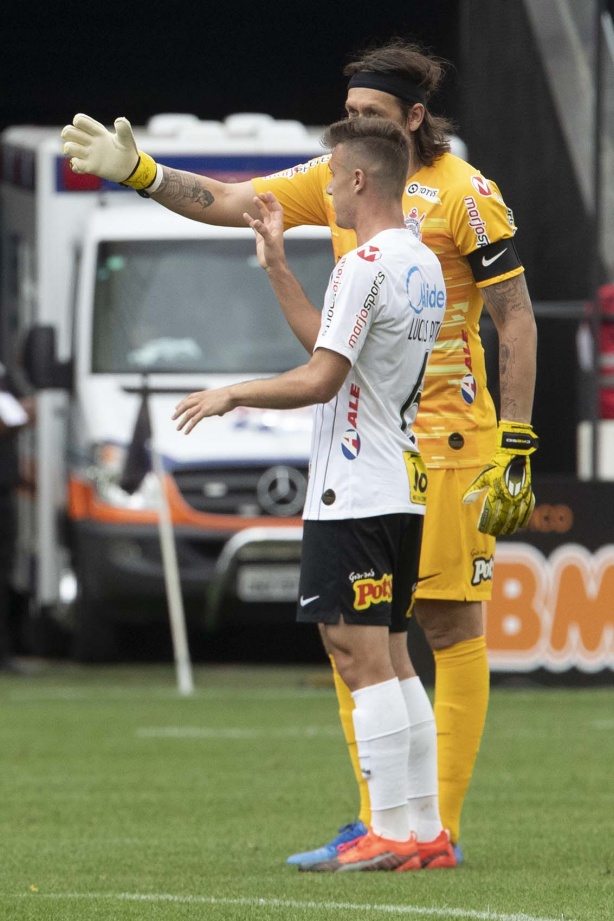 Lucas Piton recebe instruções de Cássio durante a partida contra a Inter de Limeira