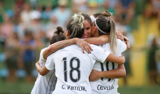 Gabi Portilho, Crivelari e Érika durante comemoração de um dos gols do Corinthians