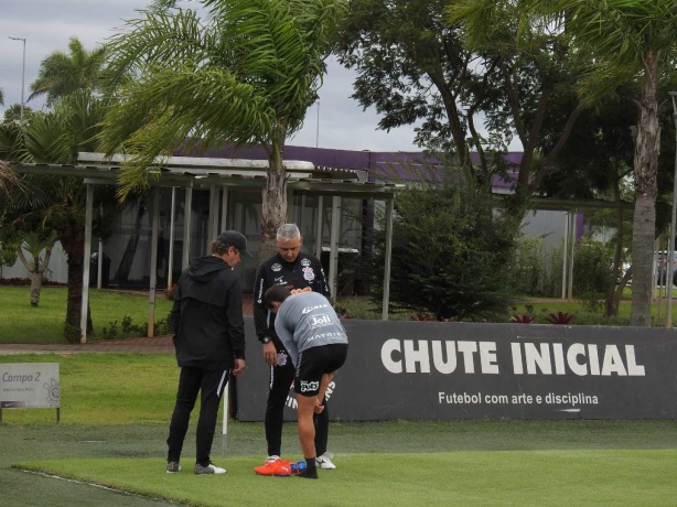 Mateus Vital conversou com Tiago Nunes e deixou o gramado antes mesmo do treino comear