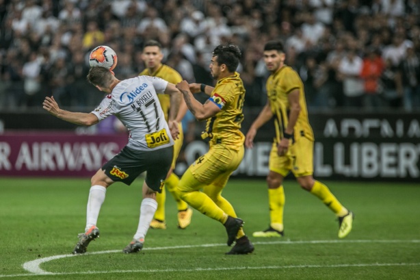 Mauro Boselli durante a partida contra o Guaraní