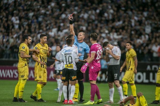Pitana expulsa Pedrinho durante a partida contra o Guaraní