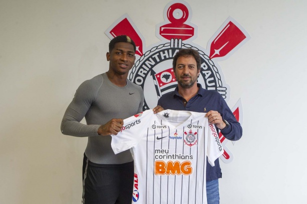 Yony González foi apresentado oficialmente pelo Corinthians