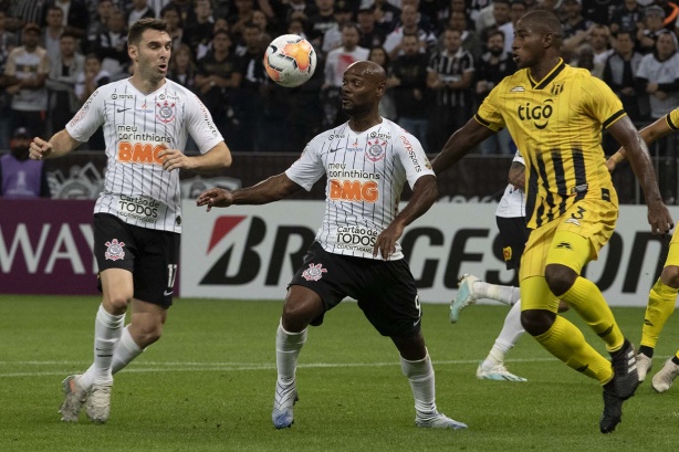 Boselli e Love durante jogo contra o Guaraní