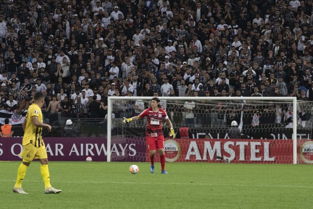 Cássio durante jogo contra o Guaraní