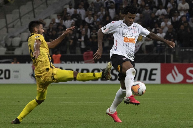 Gil durante jogo contra o Guaraní