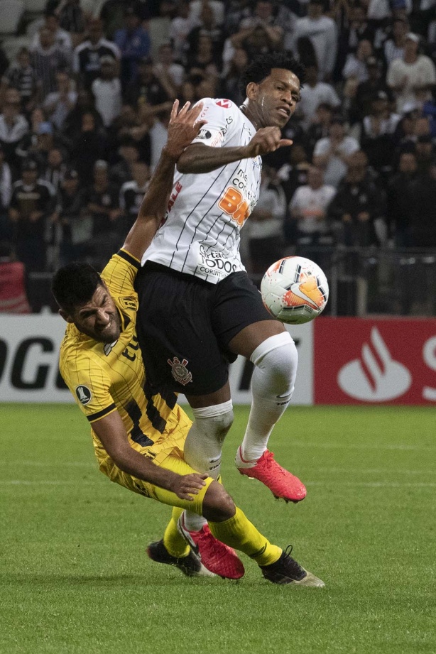 Gil em ação durante o jogo contra o Guaraní