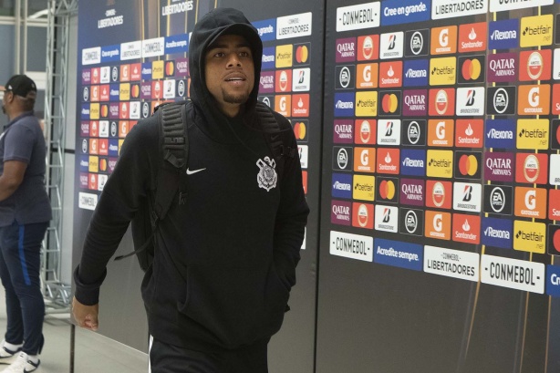 Gustavo na chegada do Corinthians na Arena para o duelo contra o Guaraní