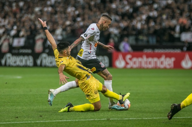 Luan durante a partida contra o Guaraní