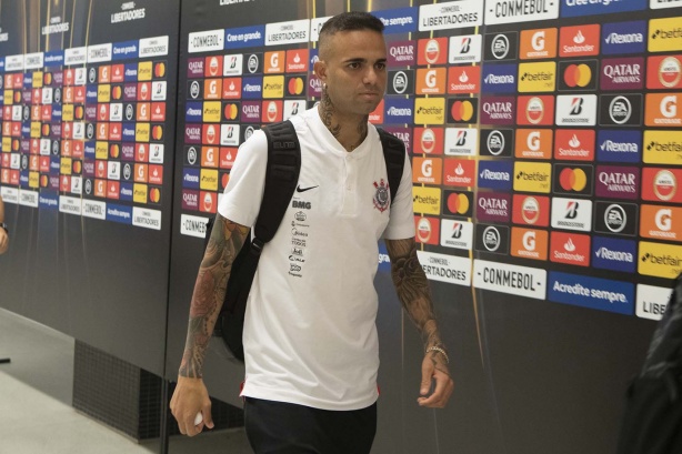 Luan na chegada do Corinthians na Arena para o duelo contra o Guaraní