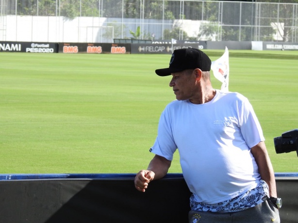 Pai do meia corinthiano, Pedrão marcou presença no treinamento desta quinta