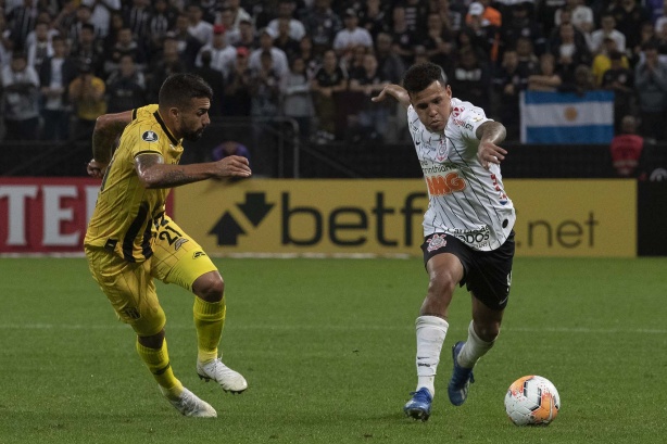 Sidcley durante jogo contra o Guaraní