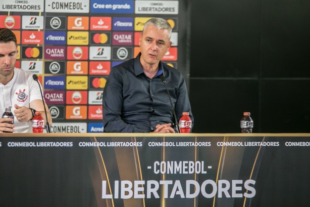 Tiago Nunes durante coletiva após o jogo desta quarta