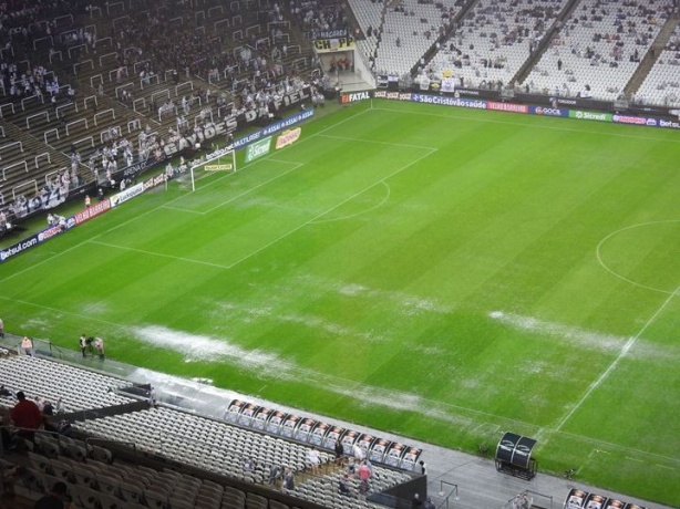 Laterais do campo foram os locais mais afetados pelo temporal