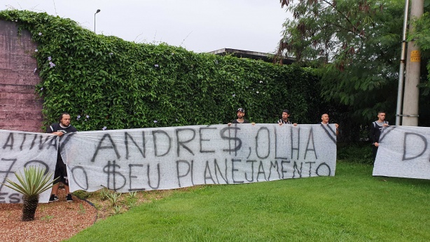 Torcida levou várias faixas com mensagens aos diretores do clube