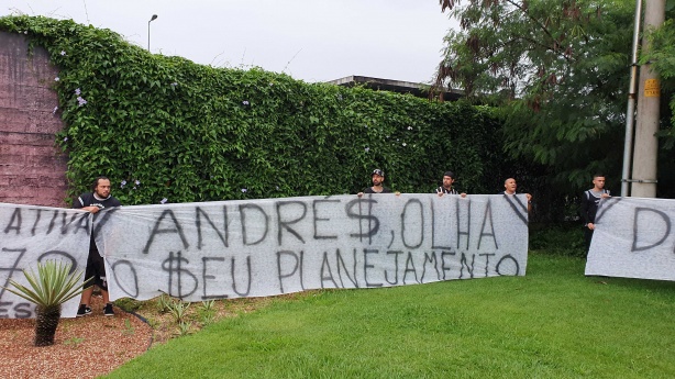 Torcida levou vrias faixas com mensagens aos diretores do clube