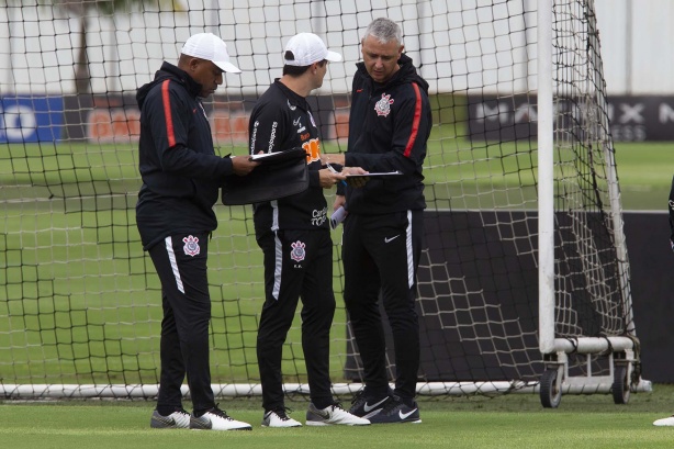 Corinthians paga ex-membros da comissão técnica e negocia com Tiago Nunes sobre multa rescisória
