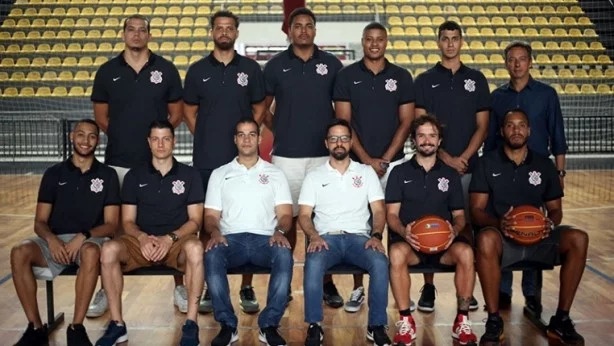 Elenco apresentado pelo Corinthians para reiniciar as atividades no basquete em 2018