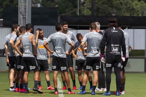 Os 11 atletas separados por Nunes durante o treinamento