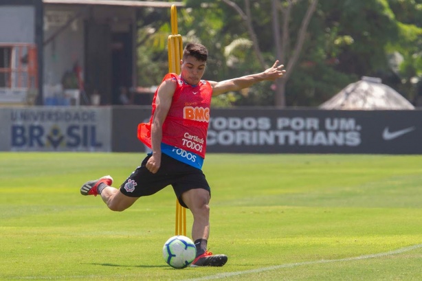 Volante Roni  um dos jogadores que atuam na equipe Sub-23 do Corinthians