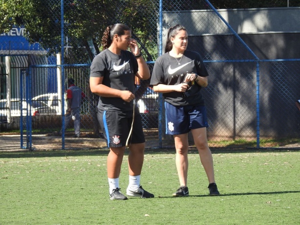 Dani Alves durante treino do Sub-17 feminino no Parque São Jorge