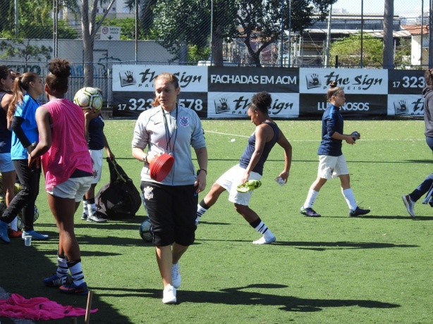 Luana após aquecimento com as meninas da base do Corinthians