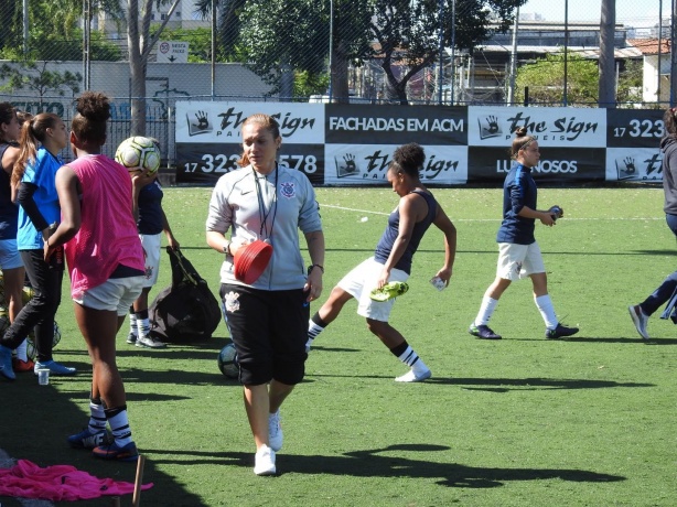 Luana aps aquecimento com as meninas da base do Corinthians