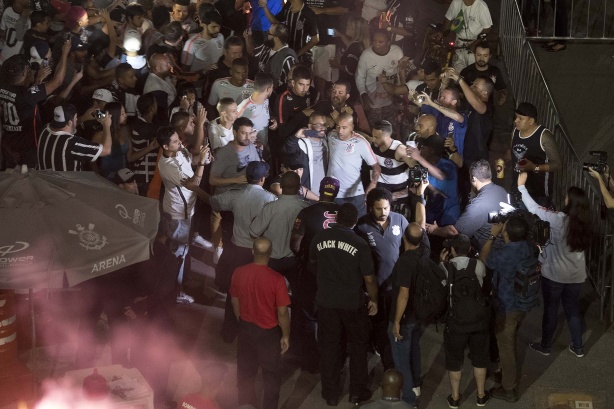 Jogadores passaram no meio da torcida para acessar a Arena