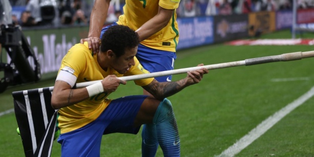Neymar chegou a brincar com a bandeirinha de escanteio ao fazer um gol na Arena