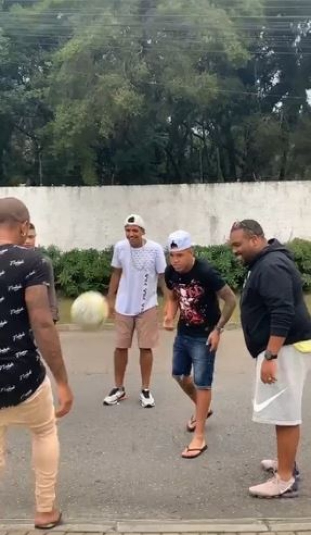 Lateral bateu bola após festa