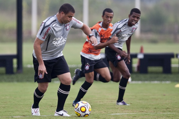Moacir - Lateral-direito veio do Sport para atuar no ano do Centenrio, mas foi embora marcado pelo pnalti cometido contra o Flamengo na Libertadores. Atuou 27 jogos pelo Timo