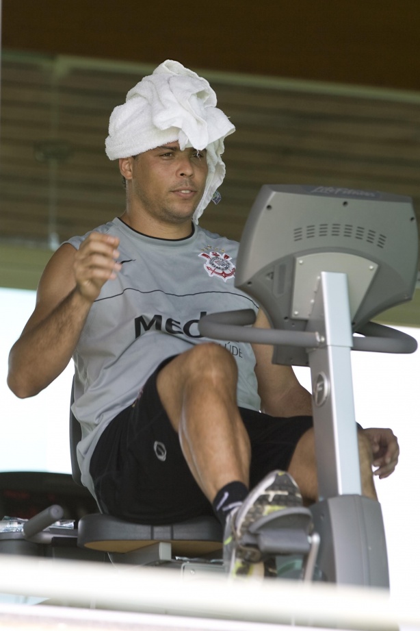 Em 14 de janeiro de 2009, recm-chegado ao Corinthians, Ronaldo monopolizava as atenes. Sabedor que estava sendo filmado e fotografado, o ex-camisa 9 inventou um turbante durante treino na academia na cidade de Itu