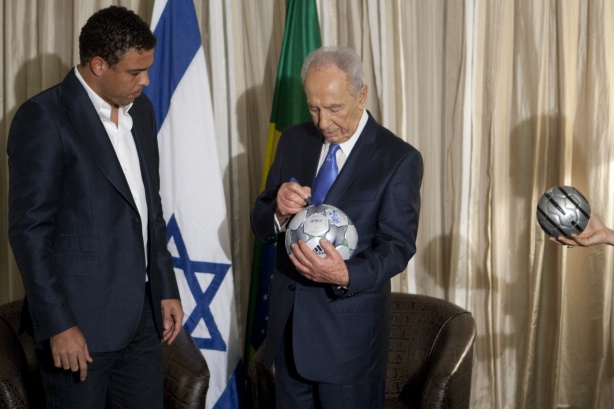 No dia 12 de novembro de 2009,  na condio de embaixador da Boa Vontade Organizacoes das Nacoes Unidas (ONU), o atacante se encontrou com Shimon Peres, presidente de Israel, num hotel em So Paulo
