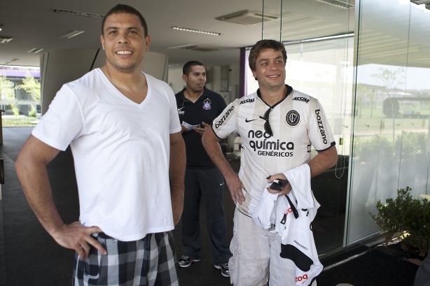 No dia 29 de novembro de 2011, o ator global Fbio Assuno, corintiano declarado, visitou Ronaldo Fenmeno no CT Joaquim Grava. Ganhou at camisa autografada do ex-camisa 9 do Timo