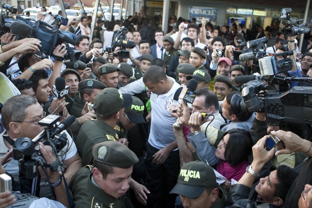 No dia 9 de maro de 2010, a delegao do Corinthians desembarcava no aeroporto El Dorado, na cidade de Bogota, Colmbia. O aeroporto ficou, praticamente, paralisado com a chegada de Ronaldo. O exrcito colombiano precisou entrar em ao para tir-lo do lo