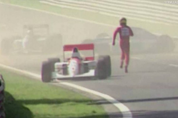 Ayrton Senna se arriscando para salvar a vida de Erick Comas em treino da frmula 1