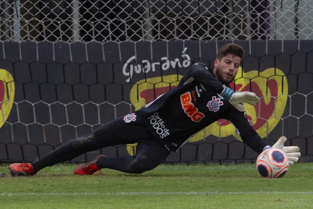 Matheus Almeida chegou para o Sub-23, mas ganhou espao com emprstimos de goleiros do Corinthians