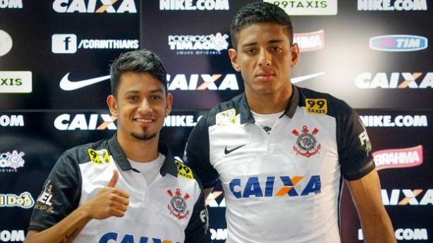 Lincom,  direita, foi jogador do Corinthians no segundo semestre de 2015