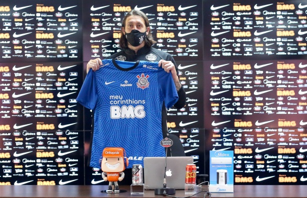 Cássio exibiu a nova camisa de goleiro, na cor azul, durante a coletiva desta quinta-feira
