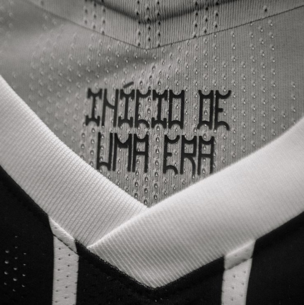 Frase que aparece na primeira camisa também está na segunda