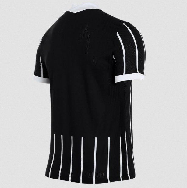 Parte de trás da camisa não leva listras por completo