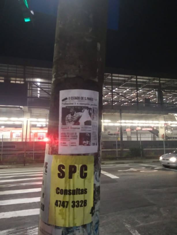 Postes perto do metrô Corinthians-Itaquera tiveram cartazes colados