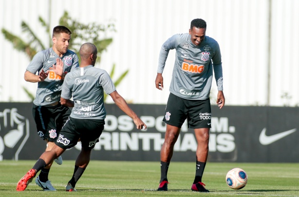 J participou do treino do Corinthians, mas ainda no pode fazer sua estreia pelo clube