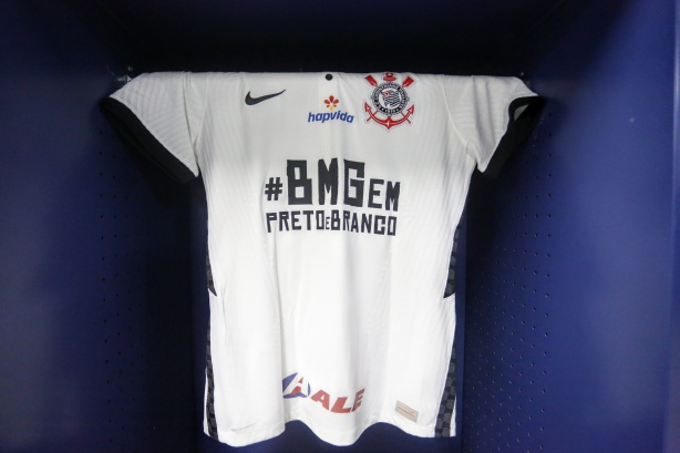 Camisa dos atletas de linha com a logo do BMG em preto e branco