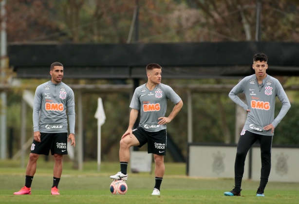 Gabriel Pereira (à direita) ao lado de Gabriel e Ramiro durante treino no CT