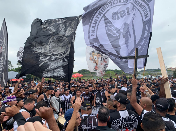 Centenas de torcedores marcaram presena no Corinthians